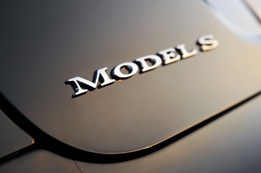 Логотип Tesla Model S 2012 года  (фото 53 из 88)